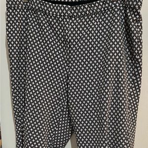 Woman’s plus size capris no pocket has stretch